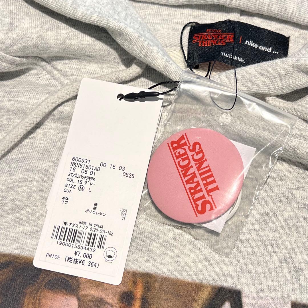 STRANGER THINGS ニコアンドコラボ 缶バッチ付きパーカー　Mサイズ