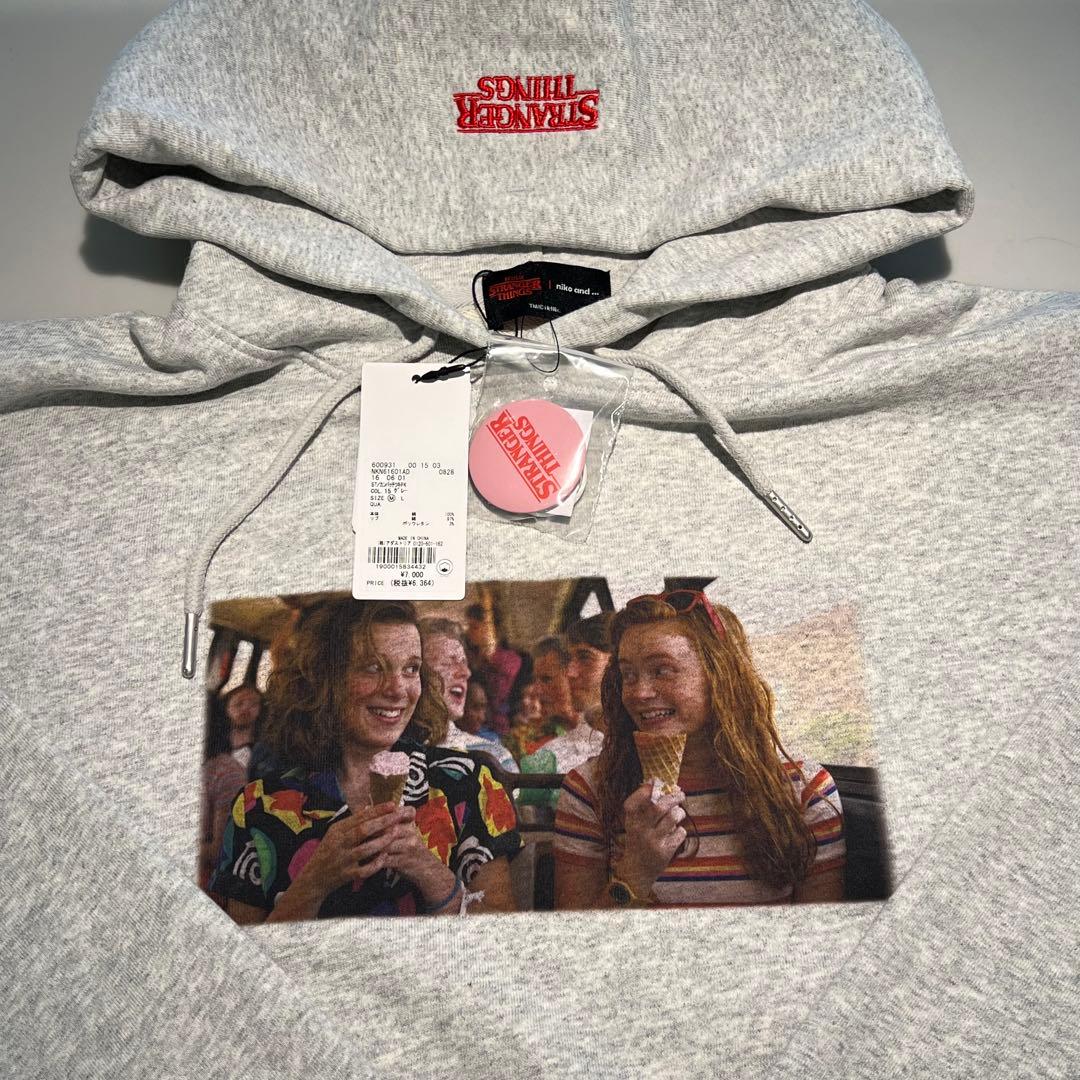 STRANGER THINGS ニコアンドコラボ 缶バッチ付きパーカー　Mサイズ