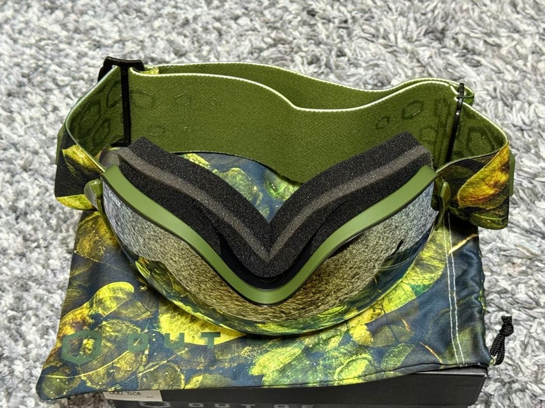 OUT OF　ゴーグル　アウトオフ　 未使用品　オマケでゴーグルソック