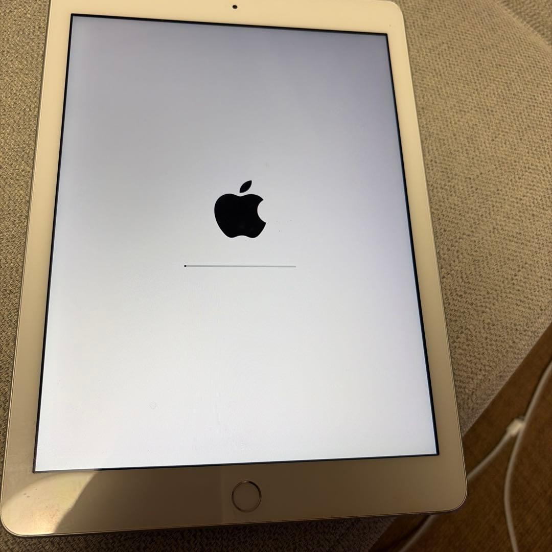 Apple iPad 第6世代　シルバー 本体　Lightningケーブル付き