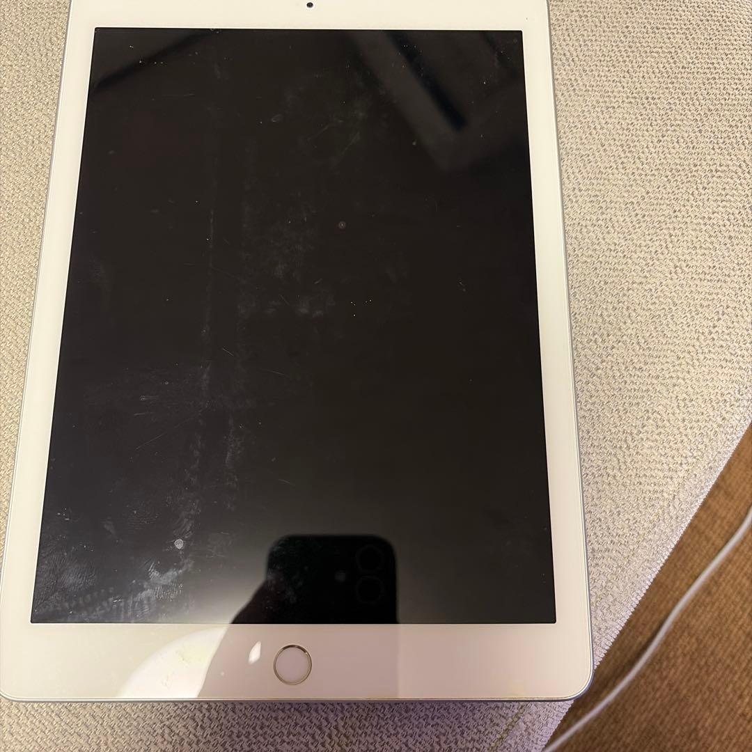 Apple iPad 第6世代　シルバー 本体　Lightningケーブル付き