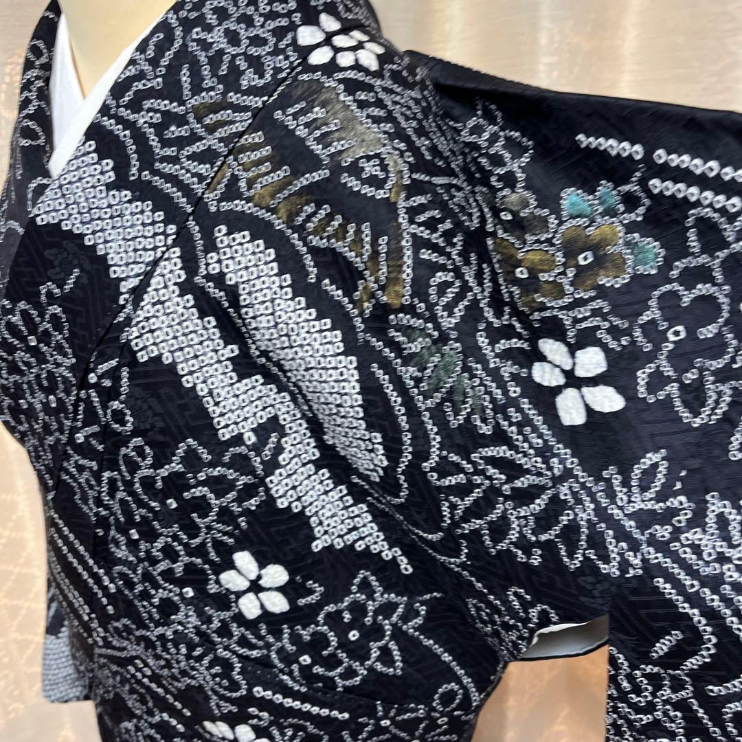 総絞り黒地 茶屋辻総柄の品格ある訪問着 紗綾形と菊蘭の地紋入り