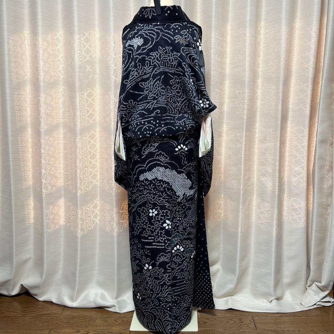 総絞り黒地 茶屋辻総柄の品格ある訪問着 紗綾形と菊蘭の地紋入り