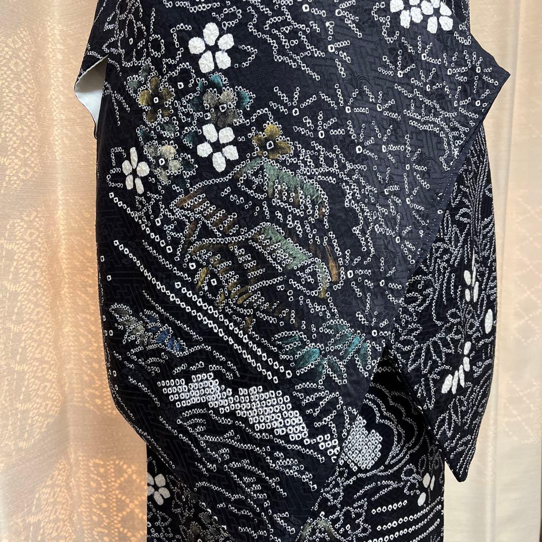 総絞り黒地 茶屋辻総柄の品格ある訪問着 紗綾形と菊蘭の地紋入り