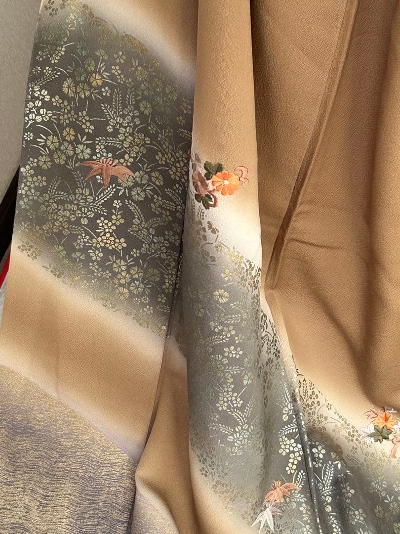 正絹　訪問着　暈し染め　枯草色　金彩　刺繍花文