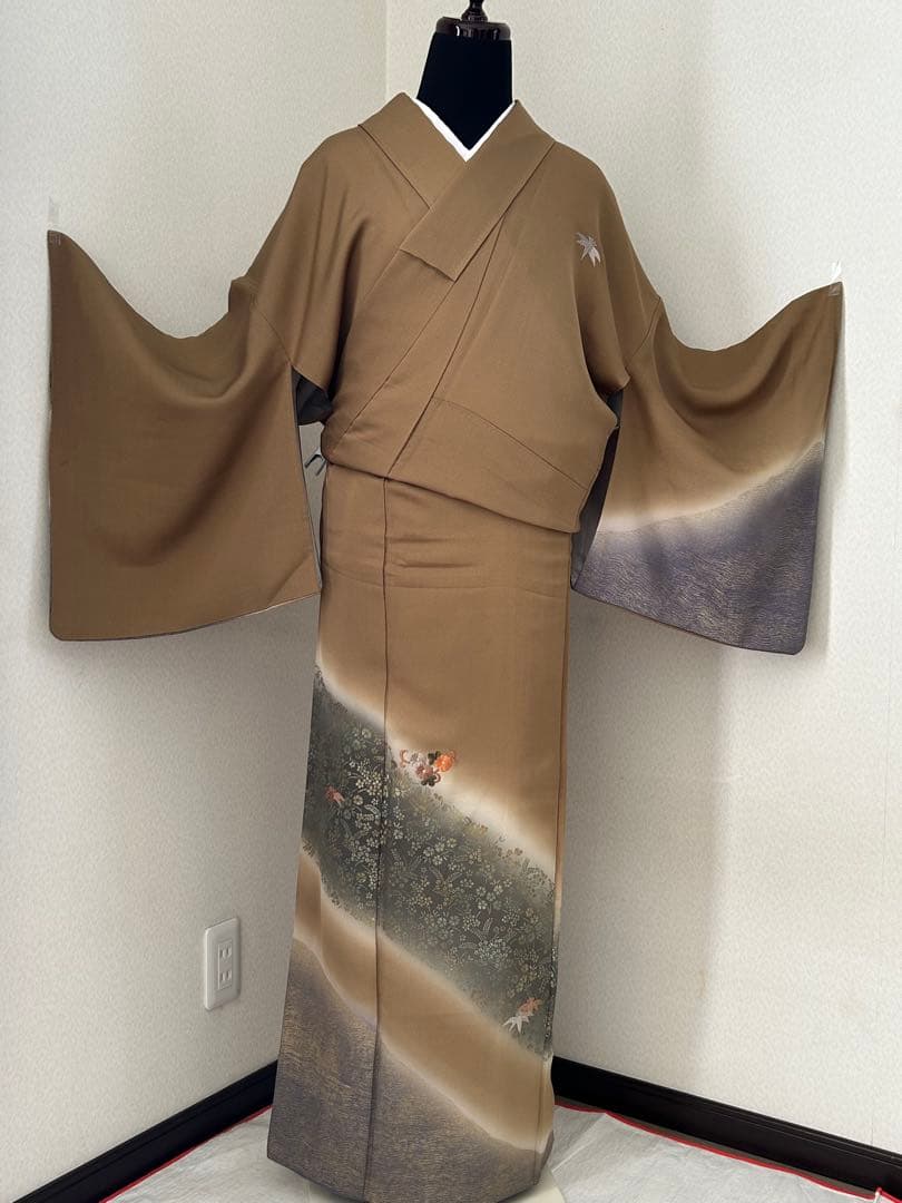 正絹　訪問着　暈し染め　枯草色　金彩　刺繍花文