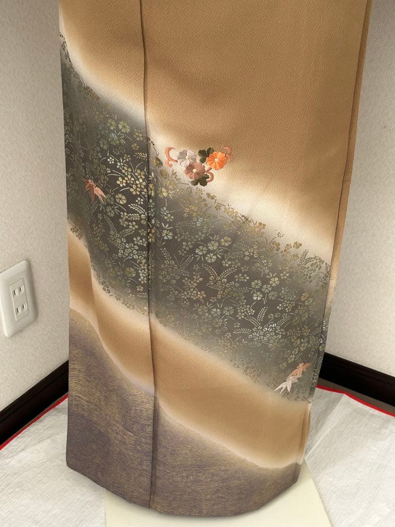 正絹　訪問着　暈し染め　枯草色　金彩　刺繍花文
