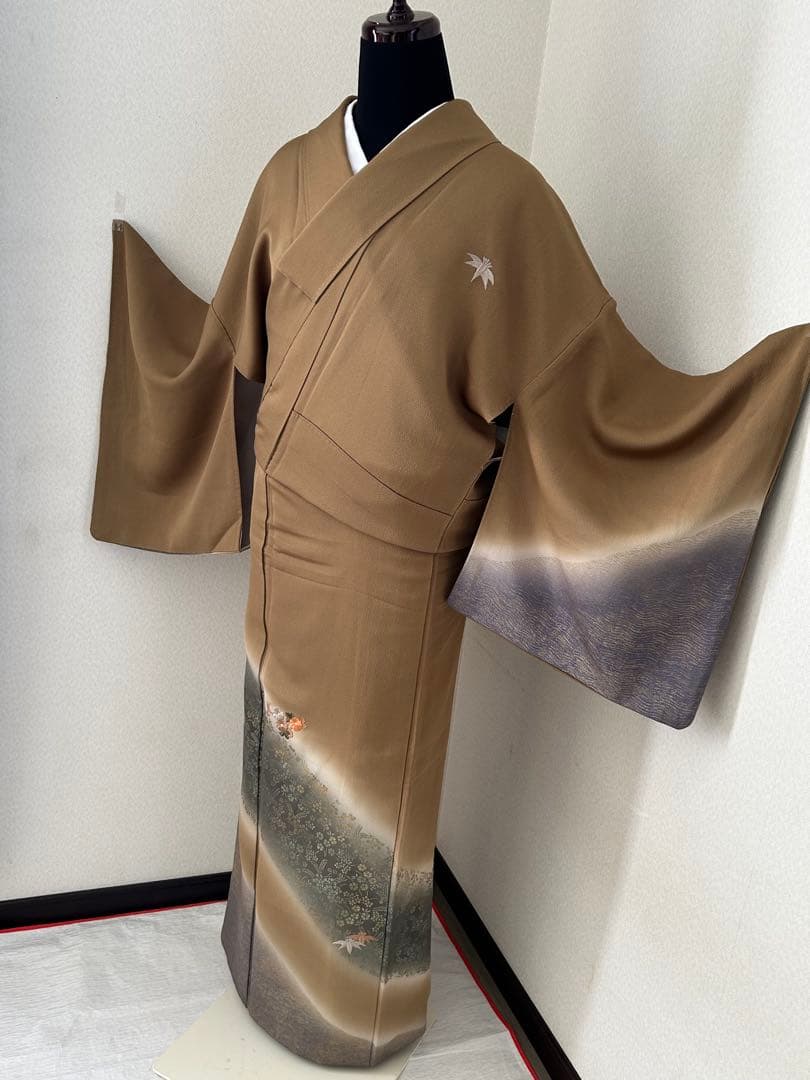 正絹　訪問着　暈し染め　枯草色　金彩　刺繍花文