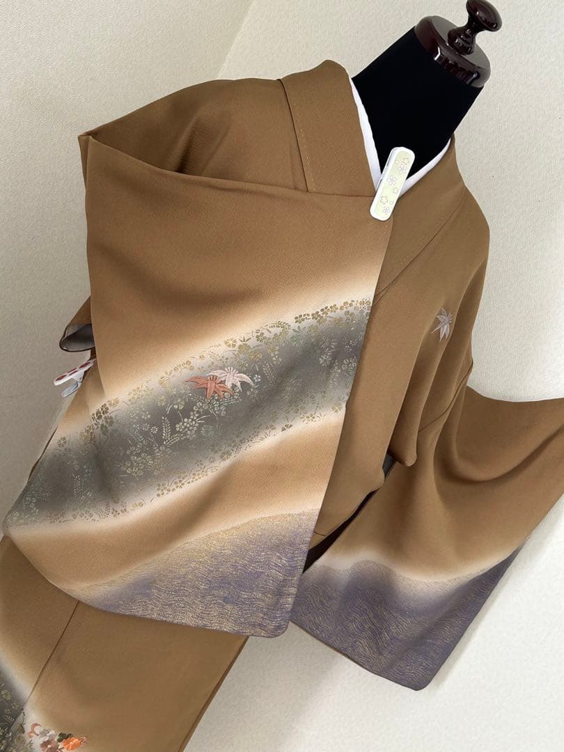 正絹　訪問着　暈し染め　枯草色　金彩　刺繍花文