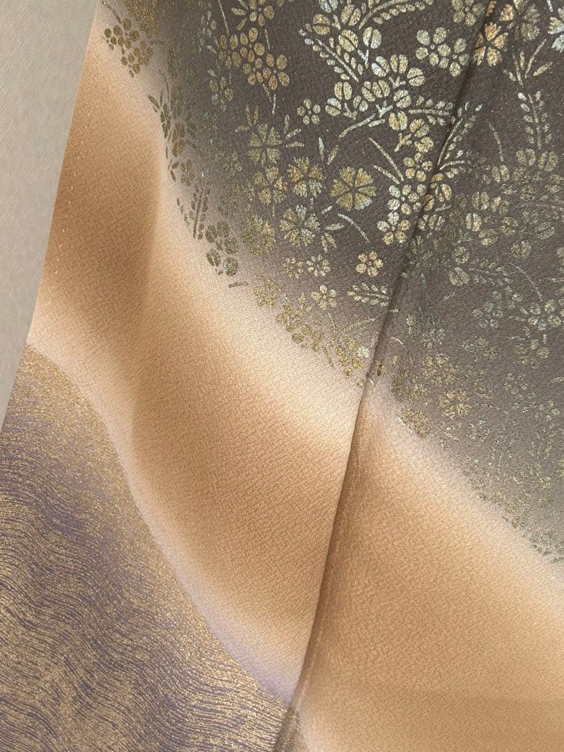 正絹　訪問着　暈し染め　枯草色　金彩　刺繍花文