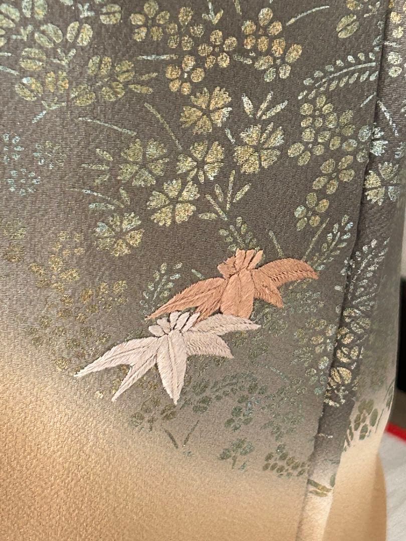 正絹　訪問着　暈し染め　枯草色　金彩　刺繍花文
