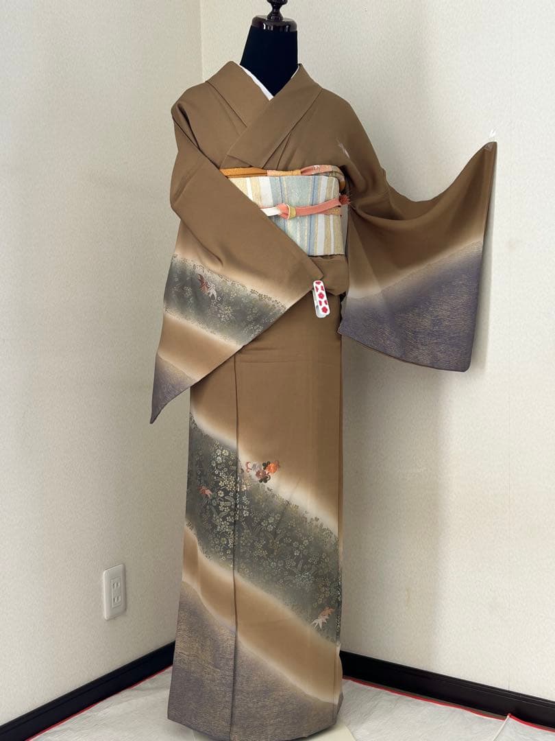 正絹　訪問着　暈し染め　枯草色　金彩　刺繍花文