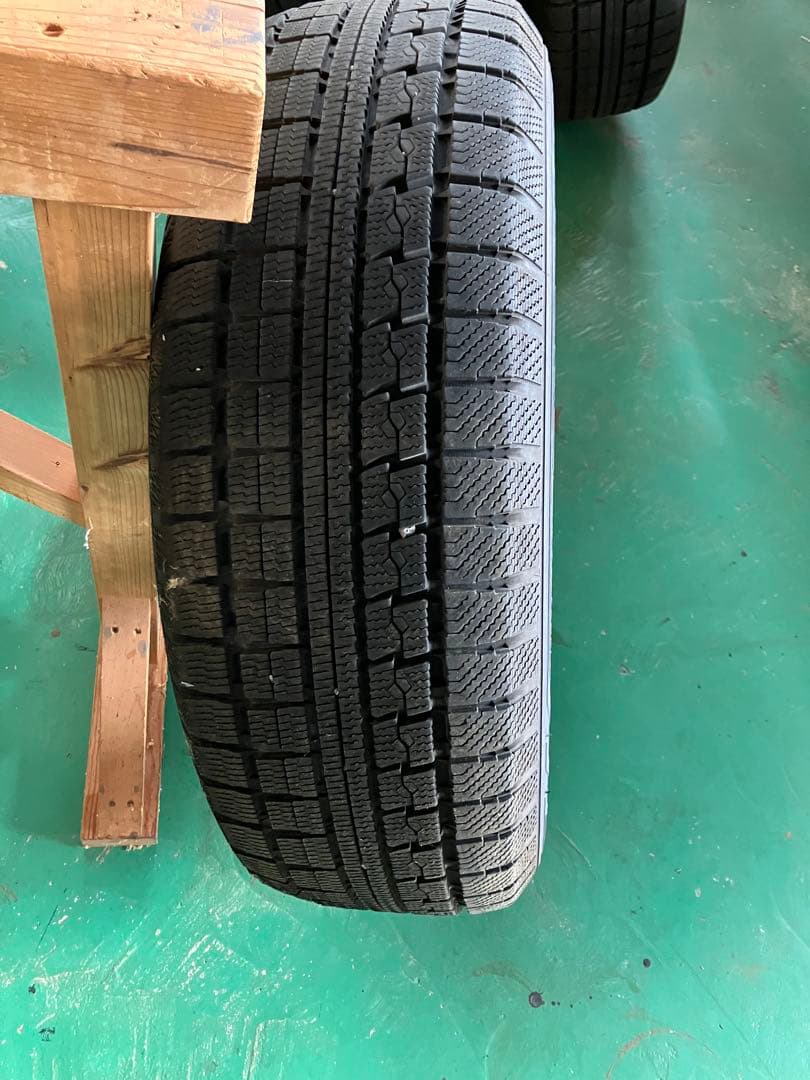 215/60/17 エルグランドE51純正アルミ付きスタッドレスタイヤ