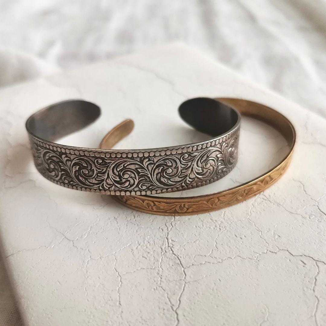【agete】レリーフ入りバングル アンティーク風(シルバーカラー)