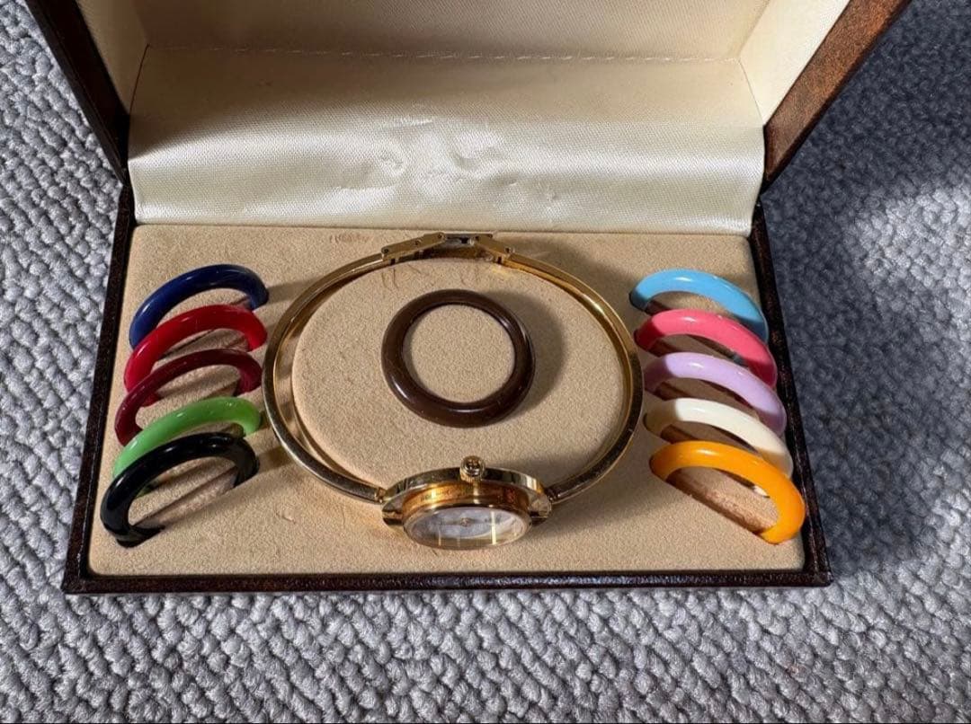 GUCCI 腕時計 ゴールドバングル時計 カラーバンド付き