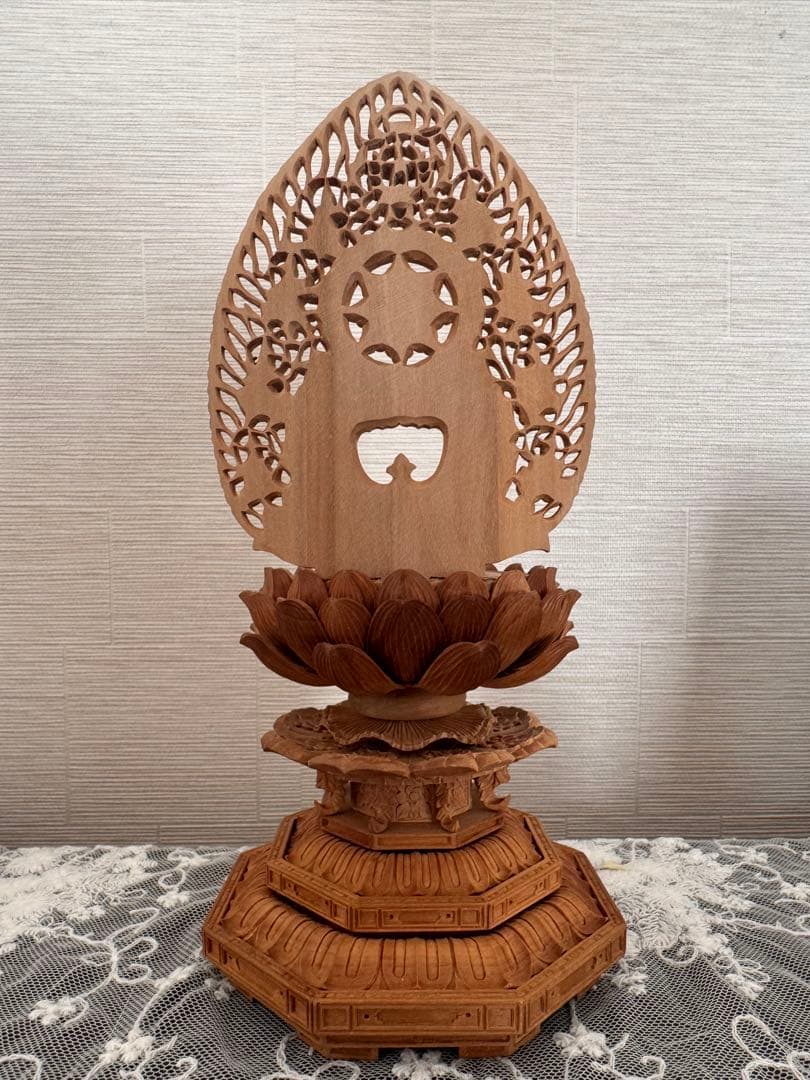 白檀手彫り目入り彫物