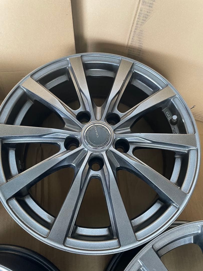 16インチホイール　ノア、ヴォクシー、プリウスαなど