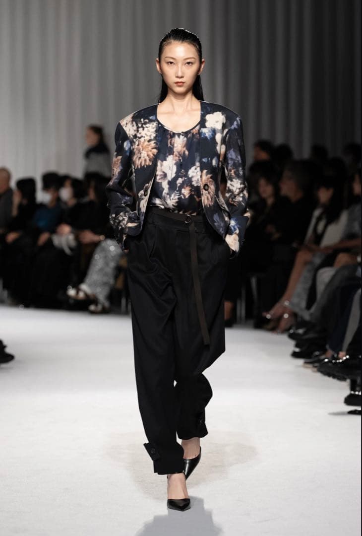 【超美品】タエアシダ 裾タックパンツ L〜XLサイズ 2024コレクション現行品