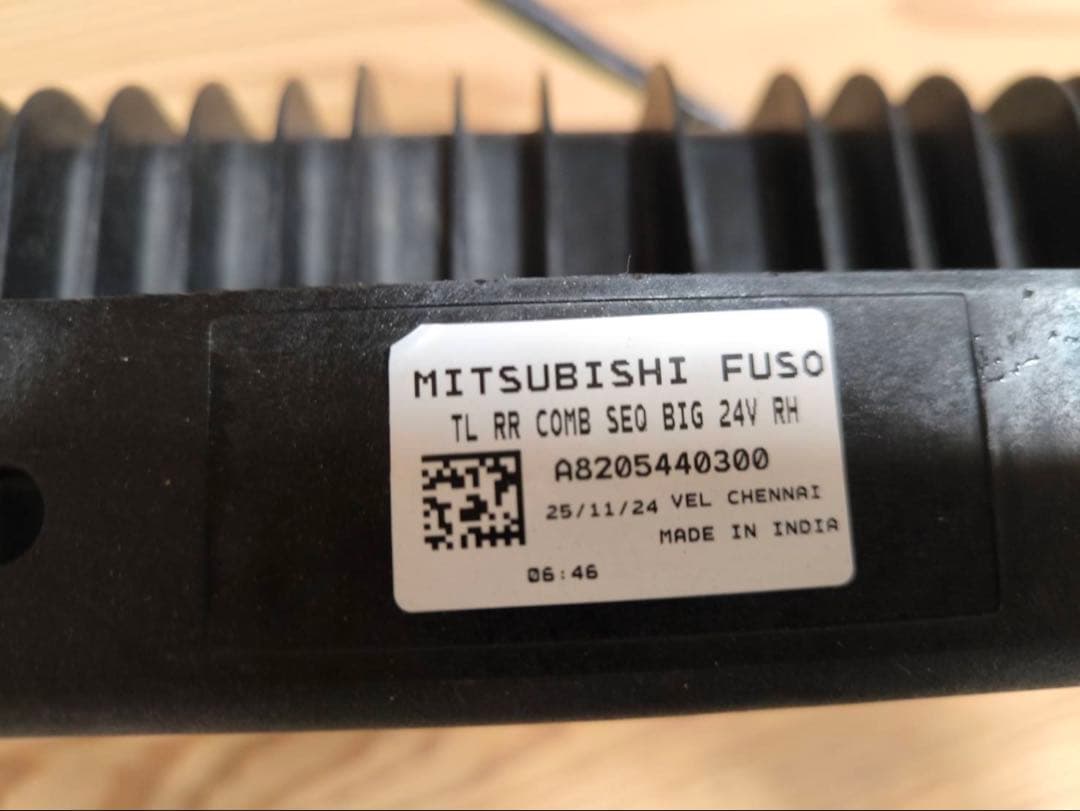 三菱ふそう 新型スーパーグレート 純正品LEDテールランプ 【右のみ】