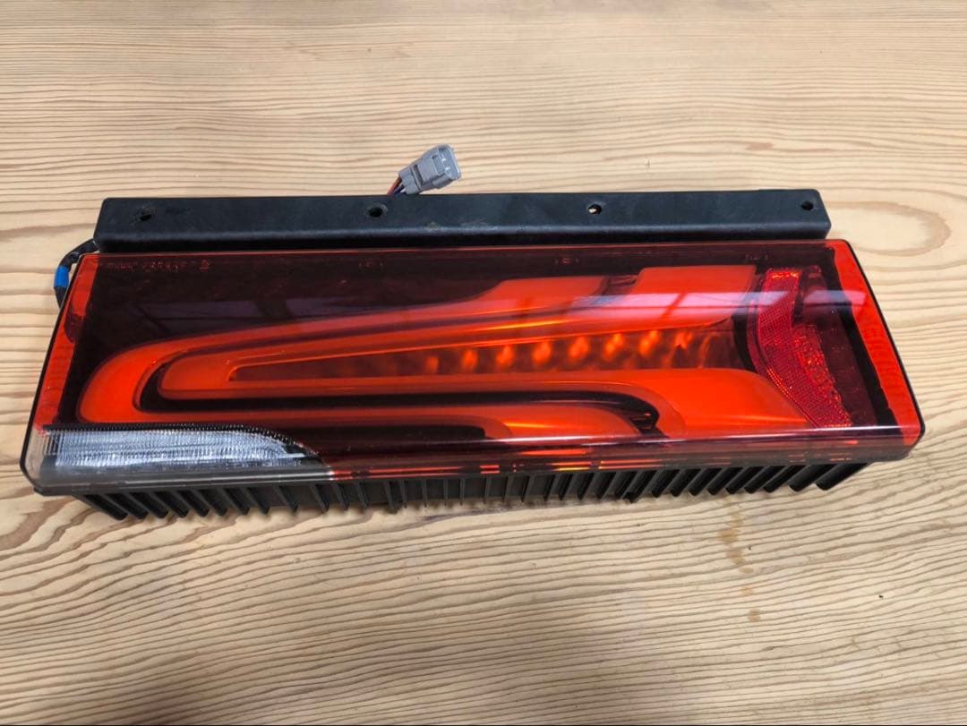 三菱ふそう 新型スーパーグレート 純正品LEDテールランプ 【右のみ】