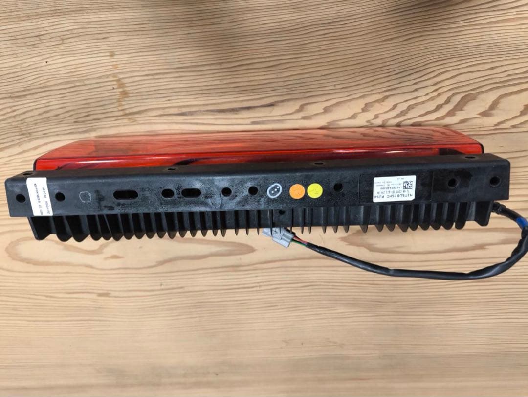 三菱ふそう 新型スーパーグレート 純正品LEDテールランプ 【右のみ】