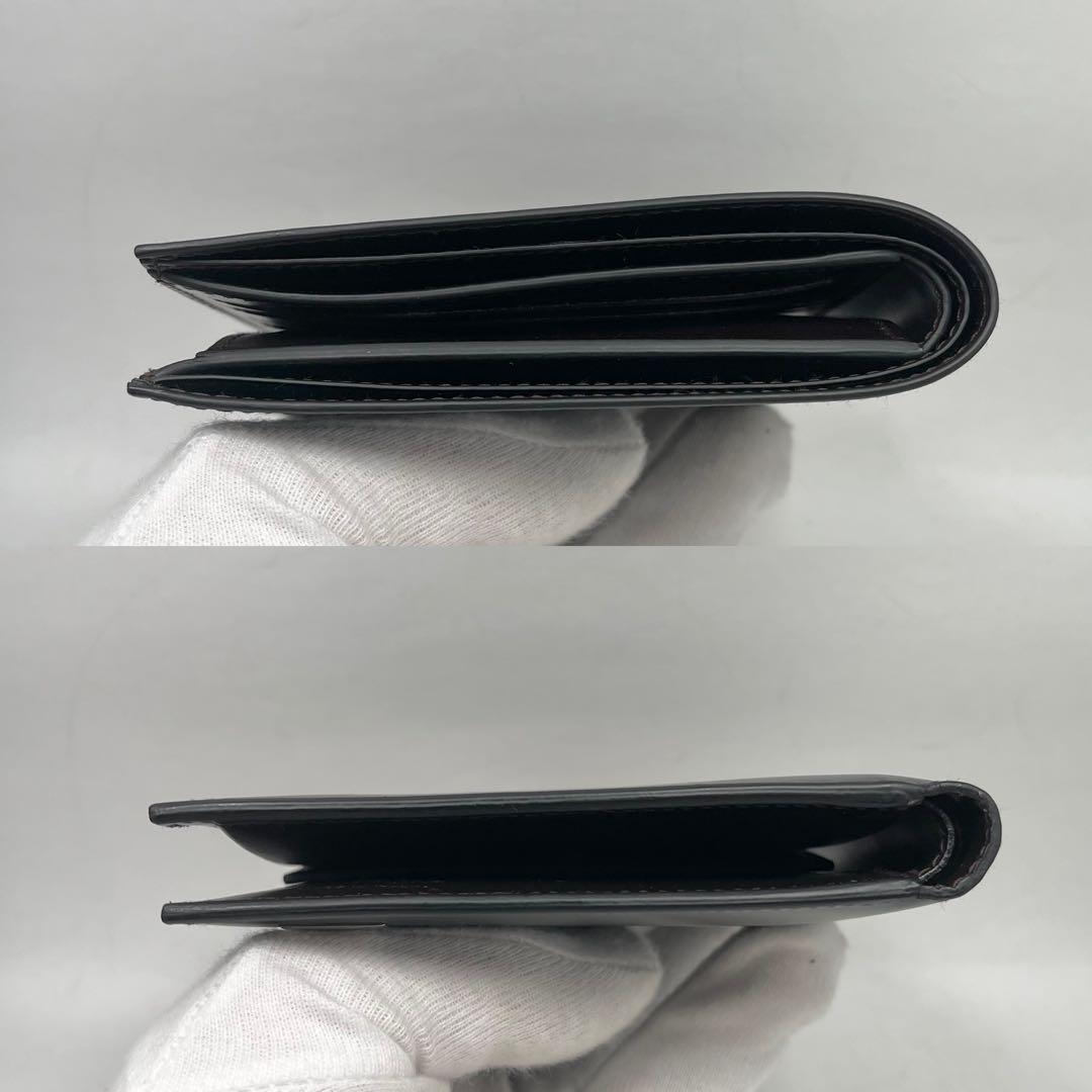 【未使用】フェラガモ　折り財布　レザー　ブラック　小銭入れ付き　シルバー金具