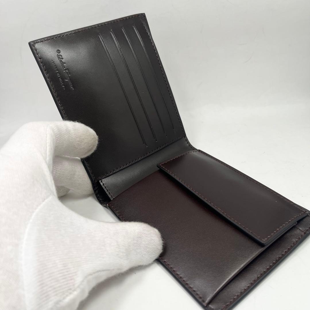 【未使用】フェラガモ　折り財布　レザー　ブラック　小銭入れ付き　シルバー金具