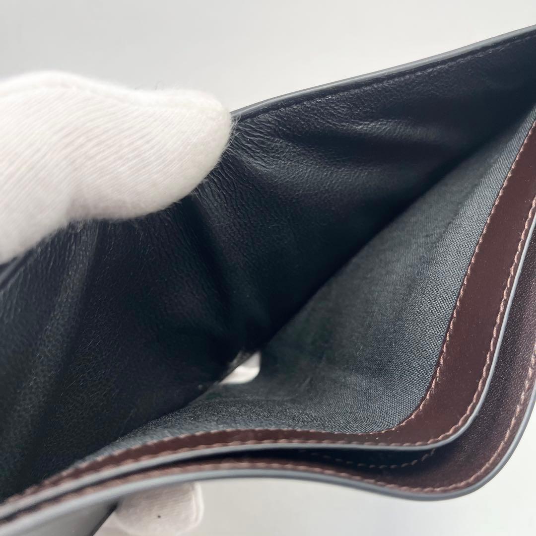 【未使用】フェラガモ　折り財布　レザー　ブラック　小銭入れ付き　シルバー金具