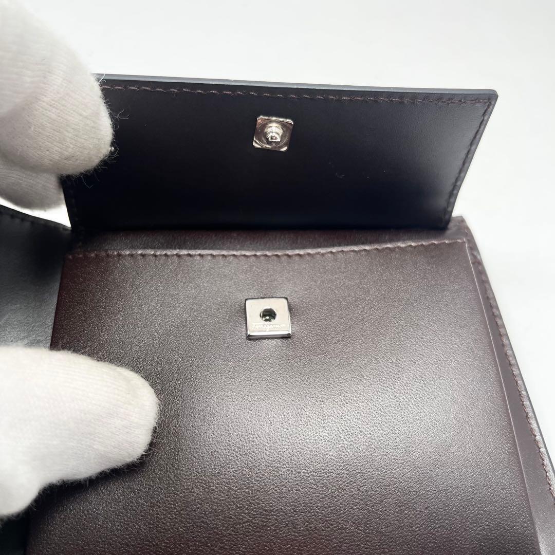 【未使用】フェラガモ　折り財布　レザー　ブラック　小銭入れ付き　シルバー金具
