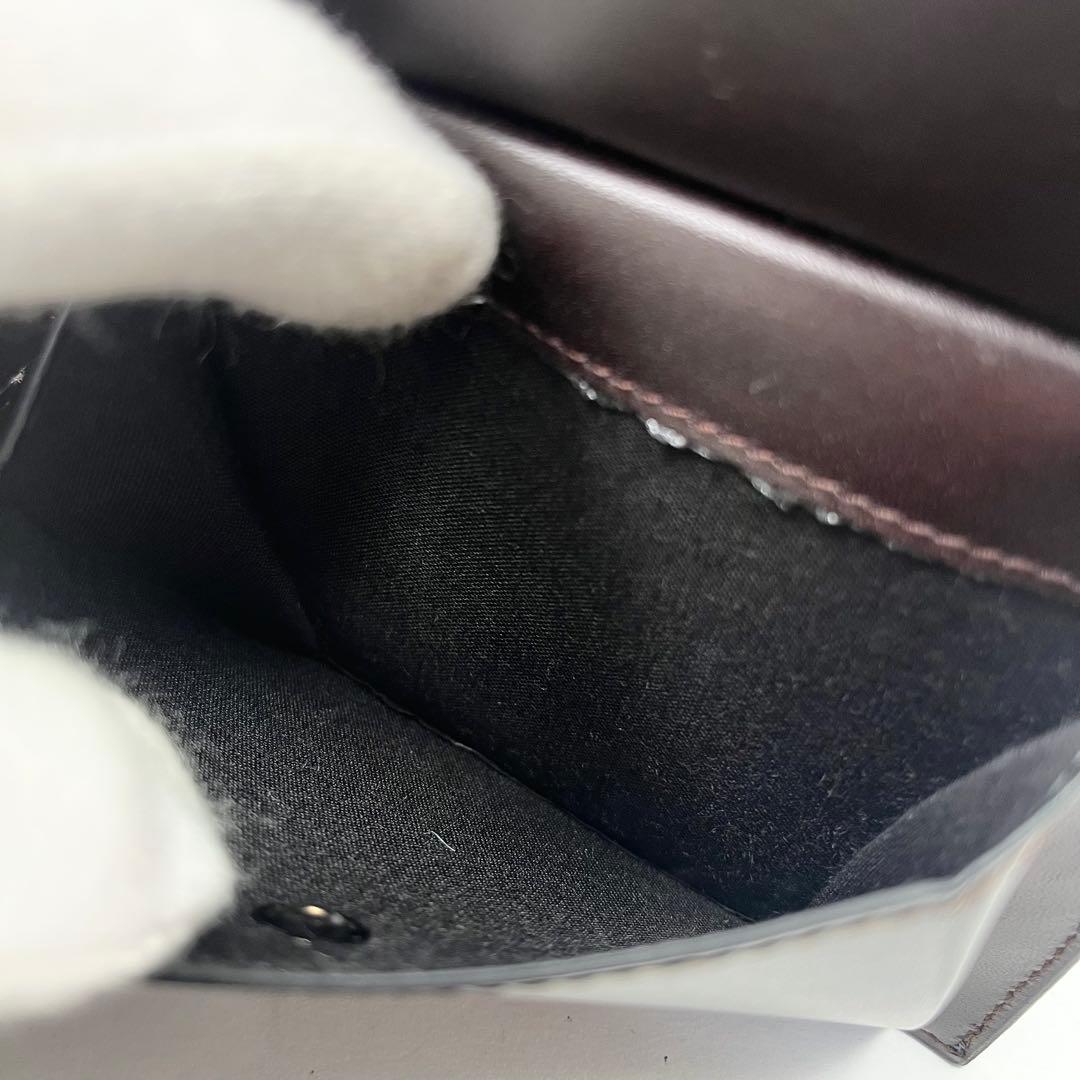 【未使用】フェラガモ　折り財布　レザー　ブラック　小銭入れ付き　シルバー金具