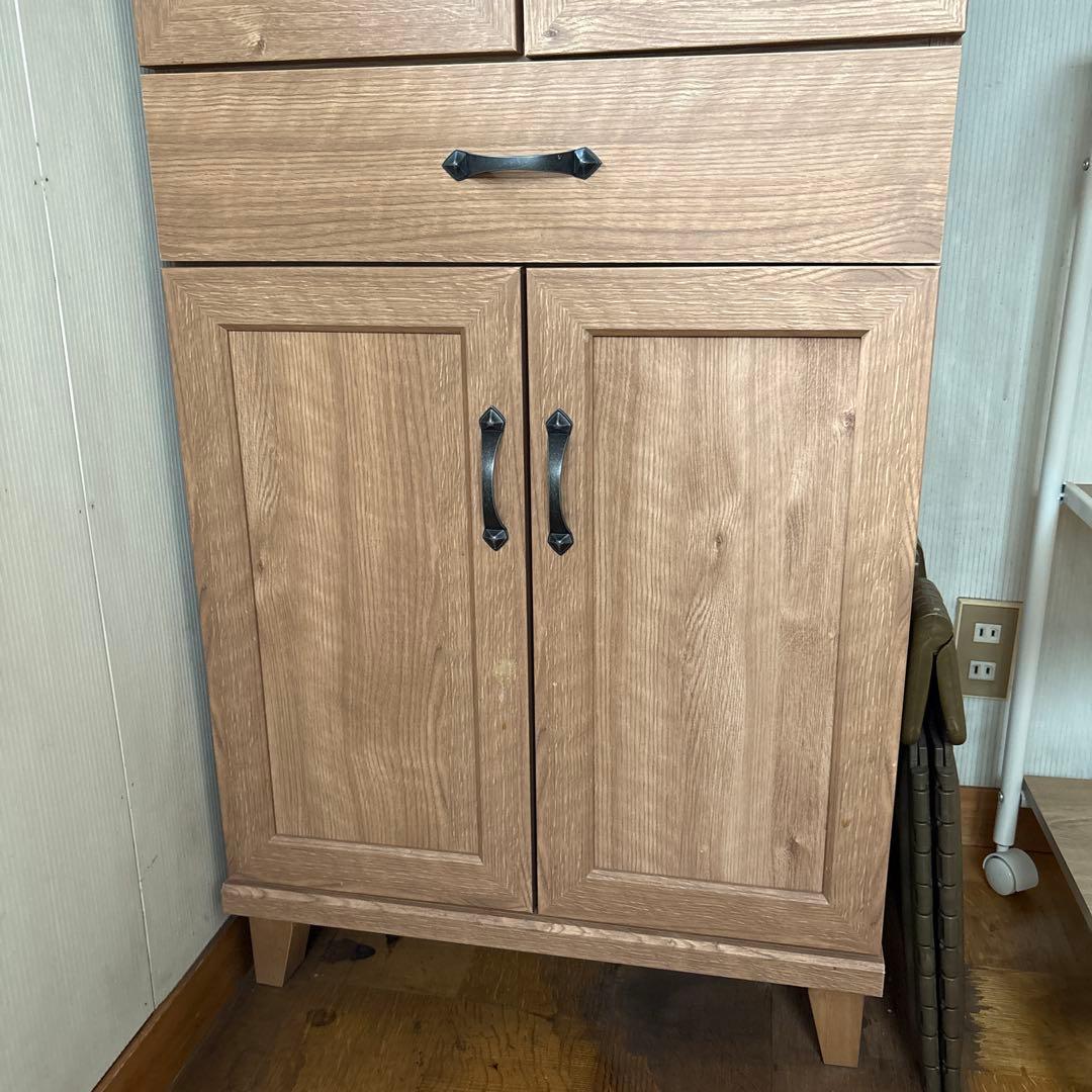 木目調ガラス扉収納キャビネット