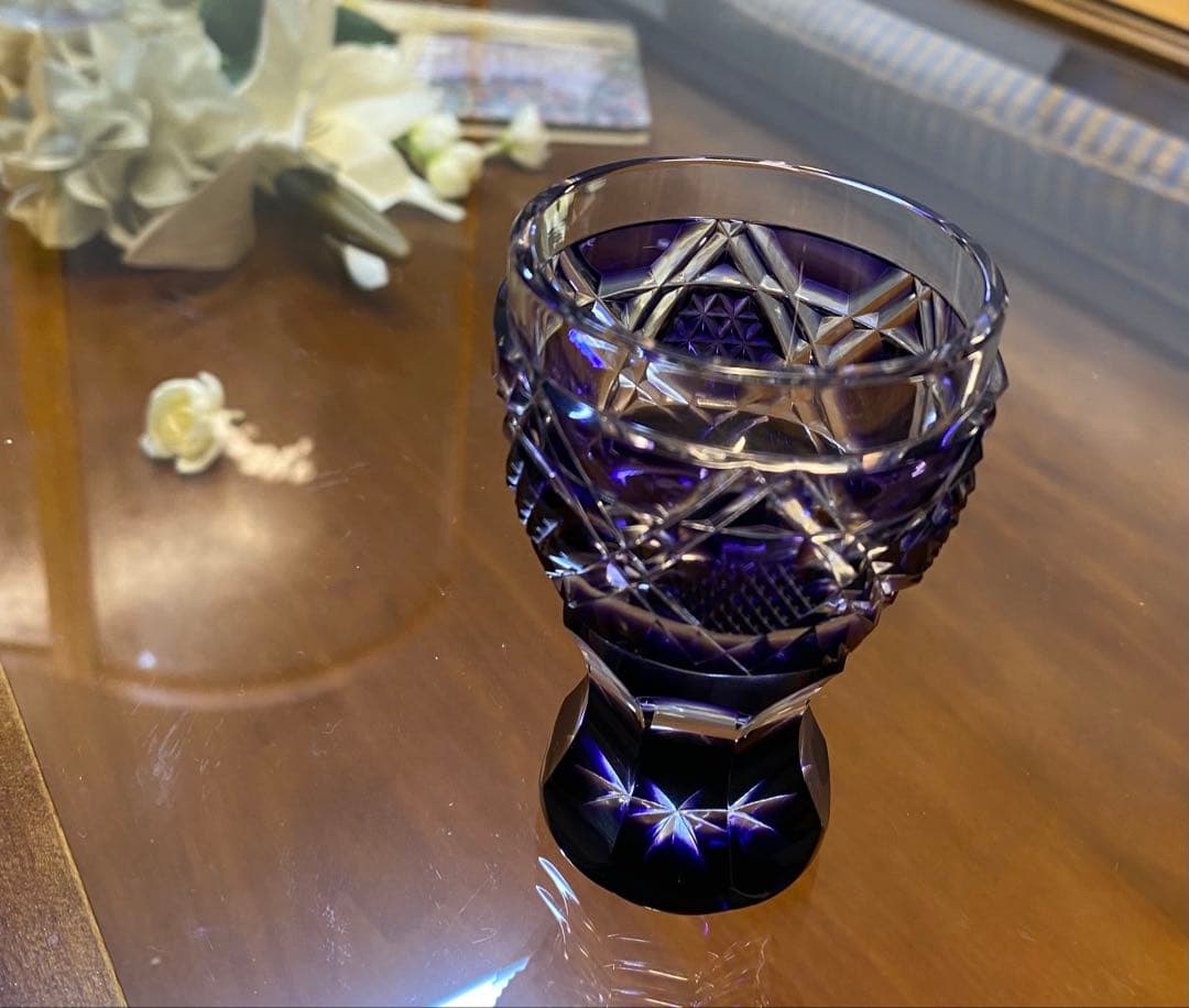 薩摩切子（さつまきりこ）の台付きグラス、通称「馬上杯（ばじょうはい）」