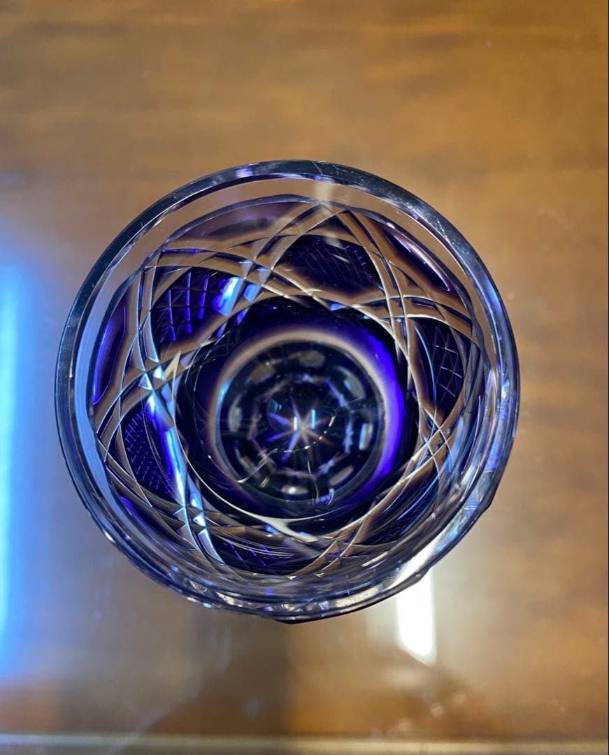 薩摩切子（さつまきりこ）の台付きグラス、通称「馬上杯（ばじょうはい）」