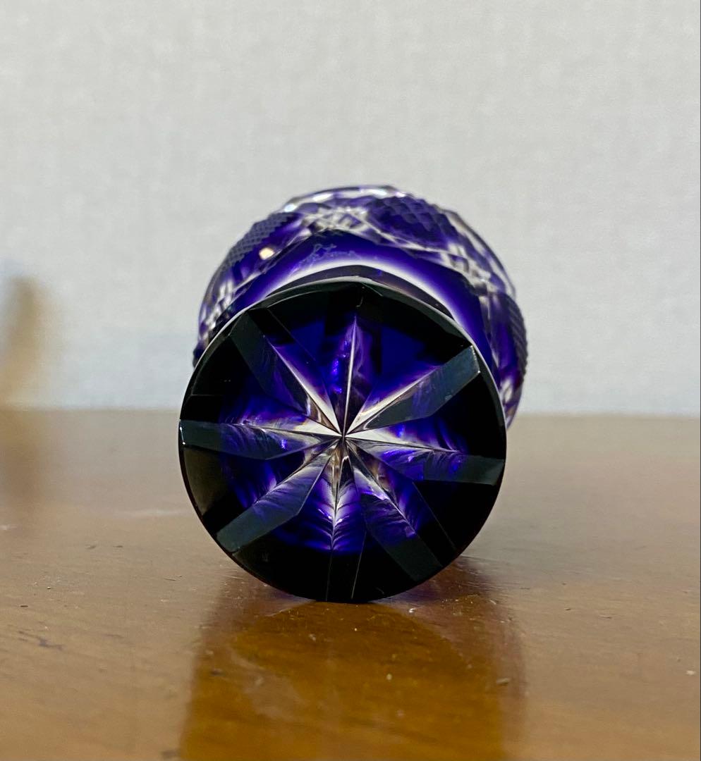 薩摩切子（さつまきりこ）の台付きグラス、通称「馬上杯（ばじょうはい）」