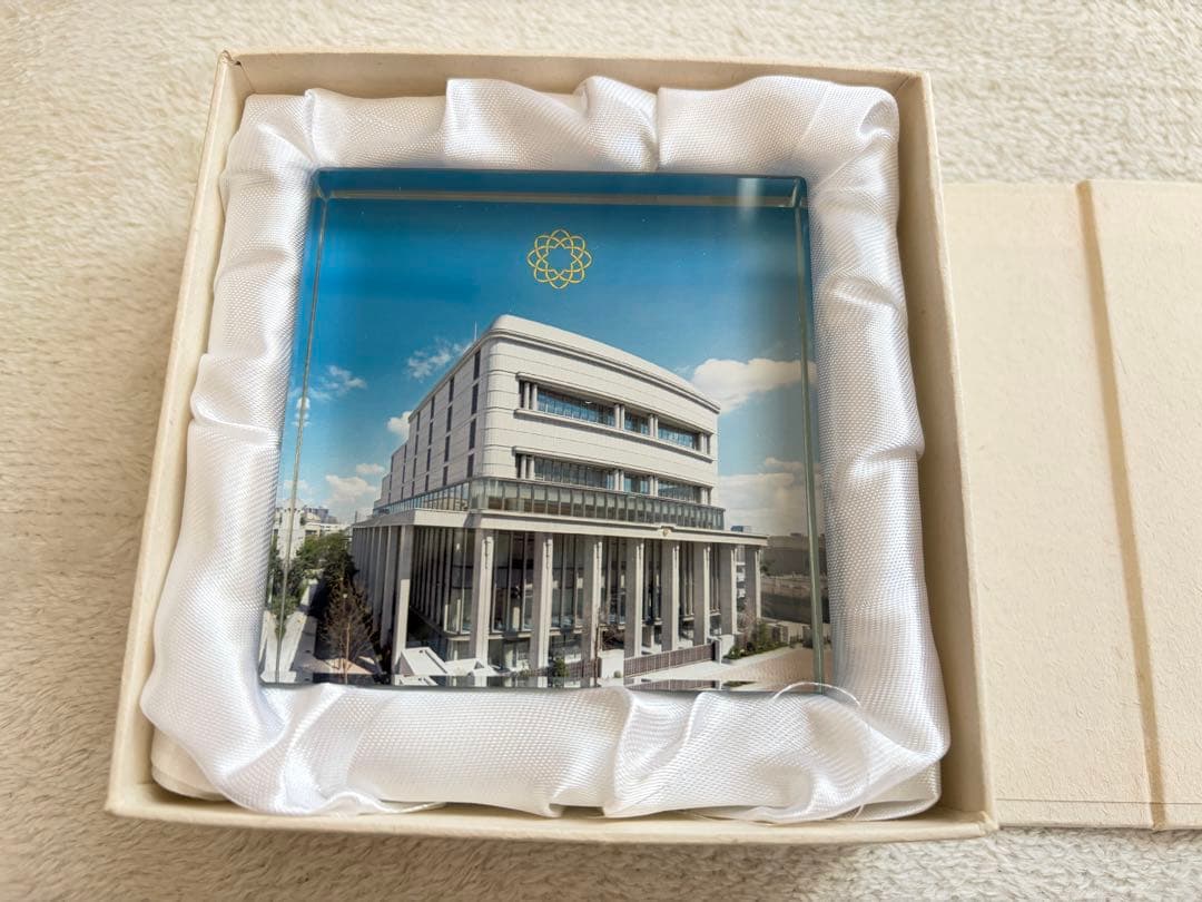 ガラス製建物写真プレート　文鎮　広宣流布大誓堂　プレート　希少　記念品