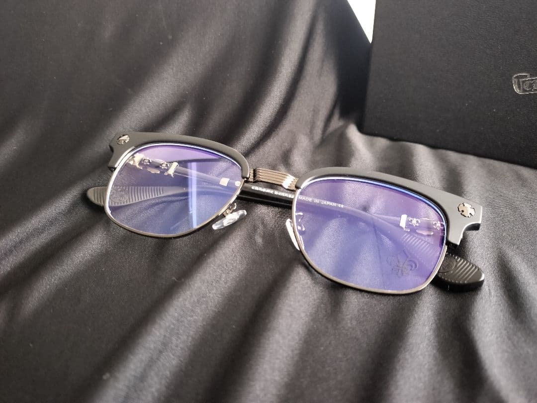 マットシルバー装飾付きマットブラックフレーム　伊達メガネ　クロムハーツ好きに！