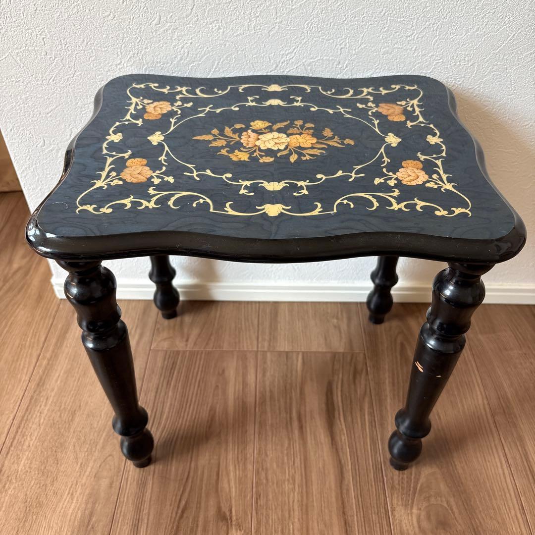 花柄装飾の木製小型テーブル