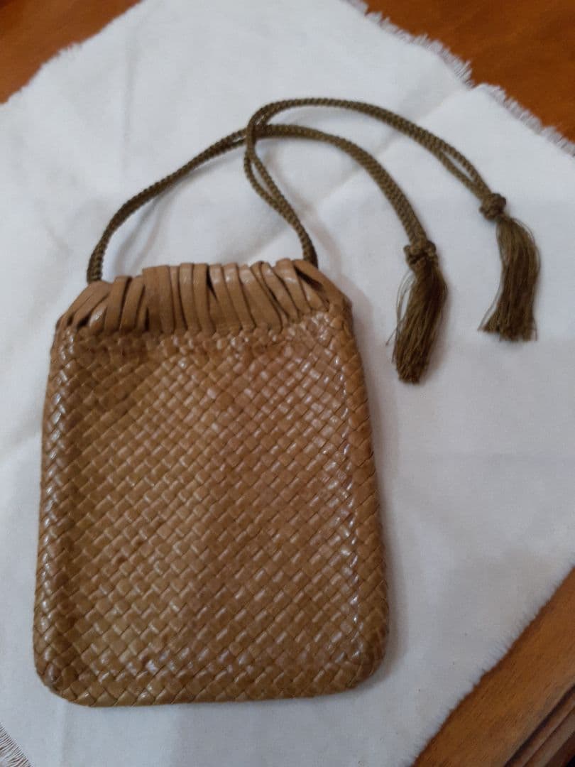 ヨーガンレール革製シルクコード小物入れ