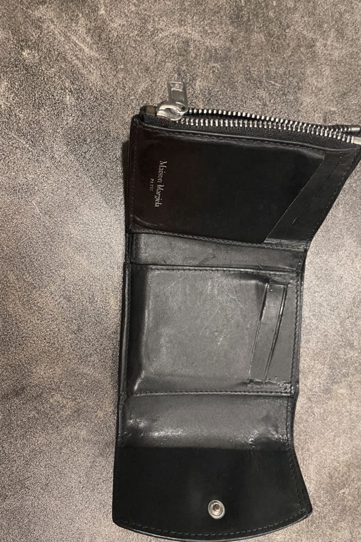 ʕ*ʔ様 マルジェラ　レザー製 黒 三つ折り財布 ジッパー付き　小銭入れ内破れあ