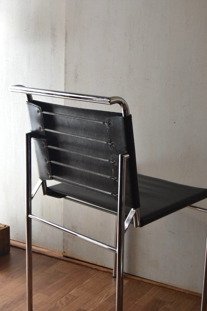 Chez Eileen Gray ROQUEBRUNE chair ①