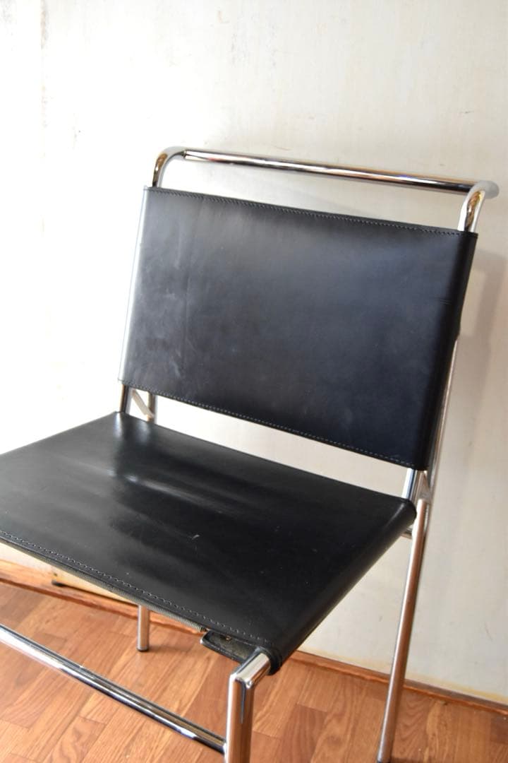 Chez Eileen Gray ROQUEBRUNE chair ①
