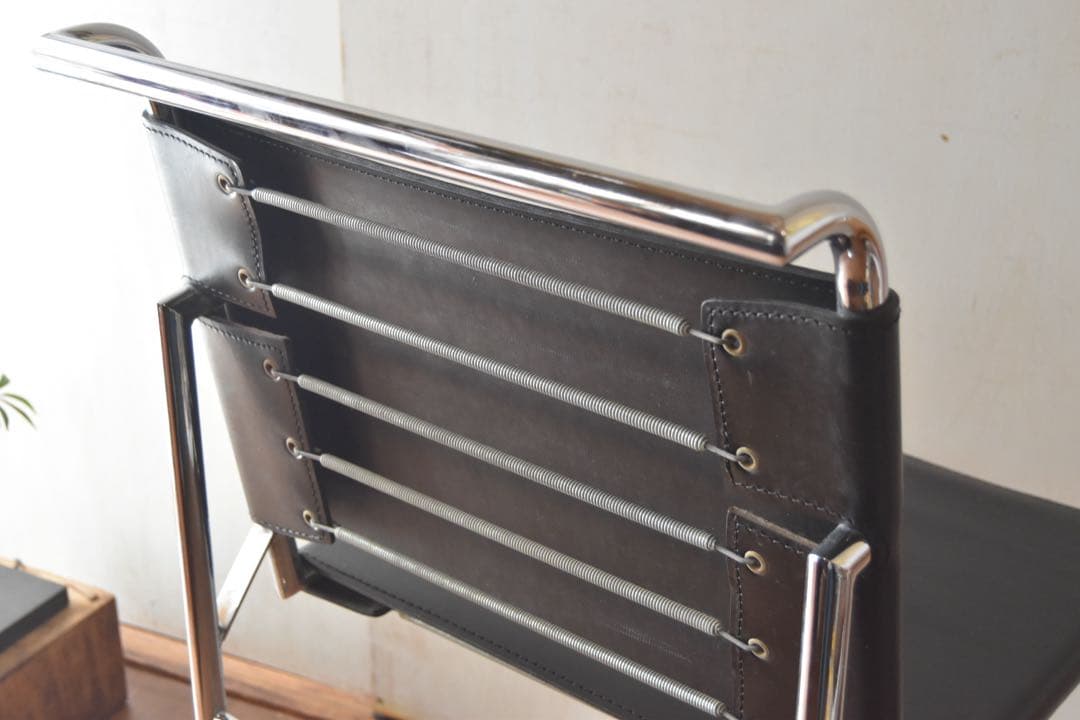 Chez Eileen Gray ROQUEBRUNE chair ①