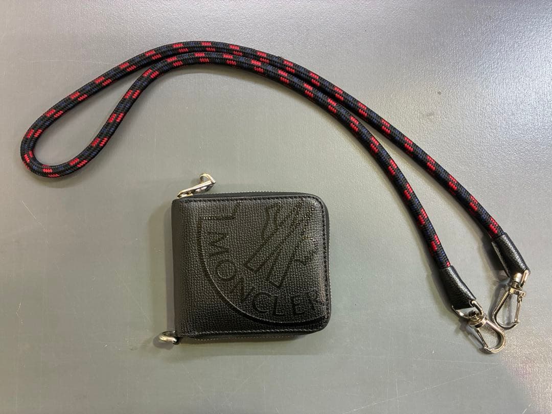 MONCLERモンクレール ラウンドジップ ネックストラップ付き メンズ