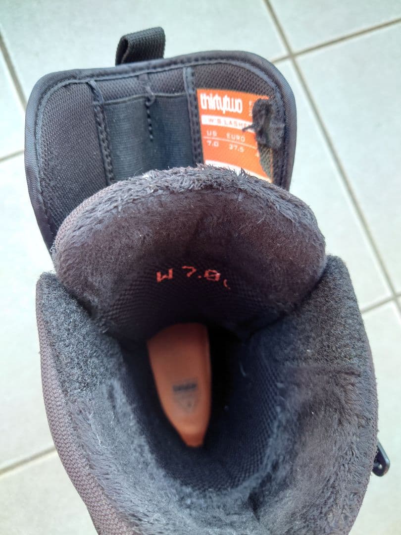 thirtytwo スノーボードブーツ 女性用 黒・ピンク・紫