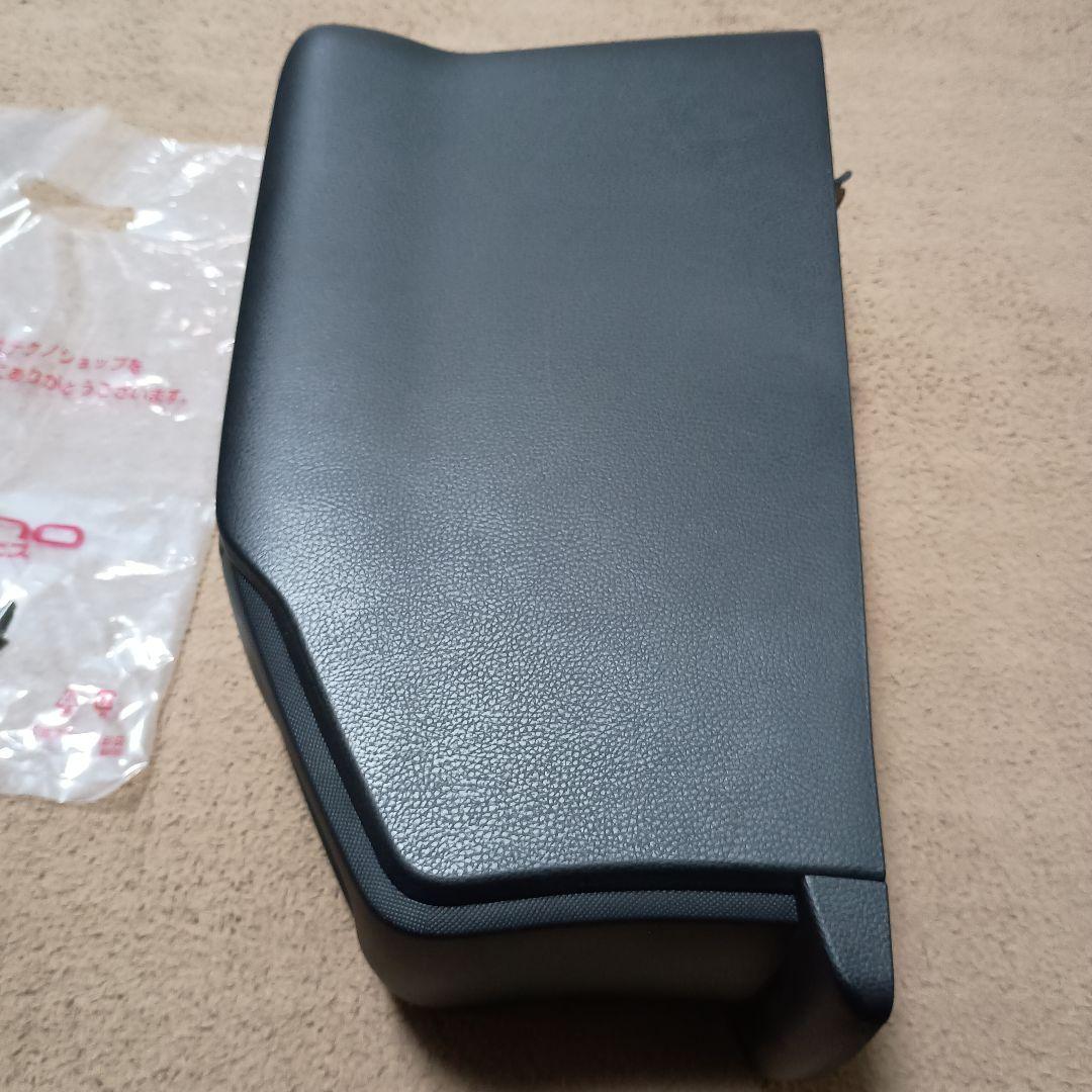 希少！　トヨタ純正　エスクァイア後期純正コンソールボックス