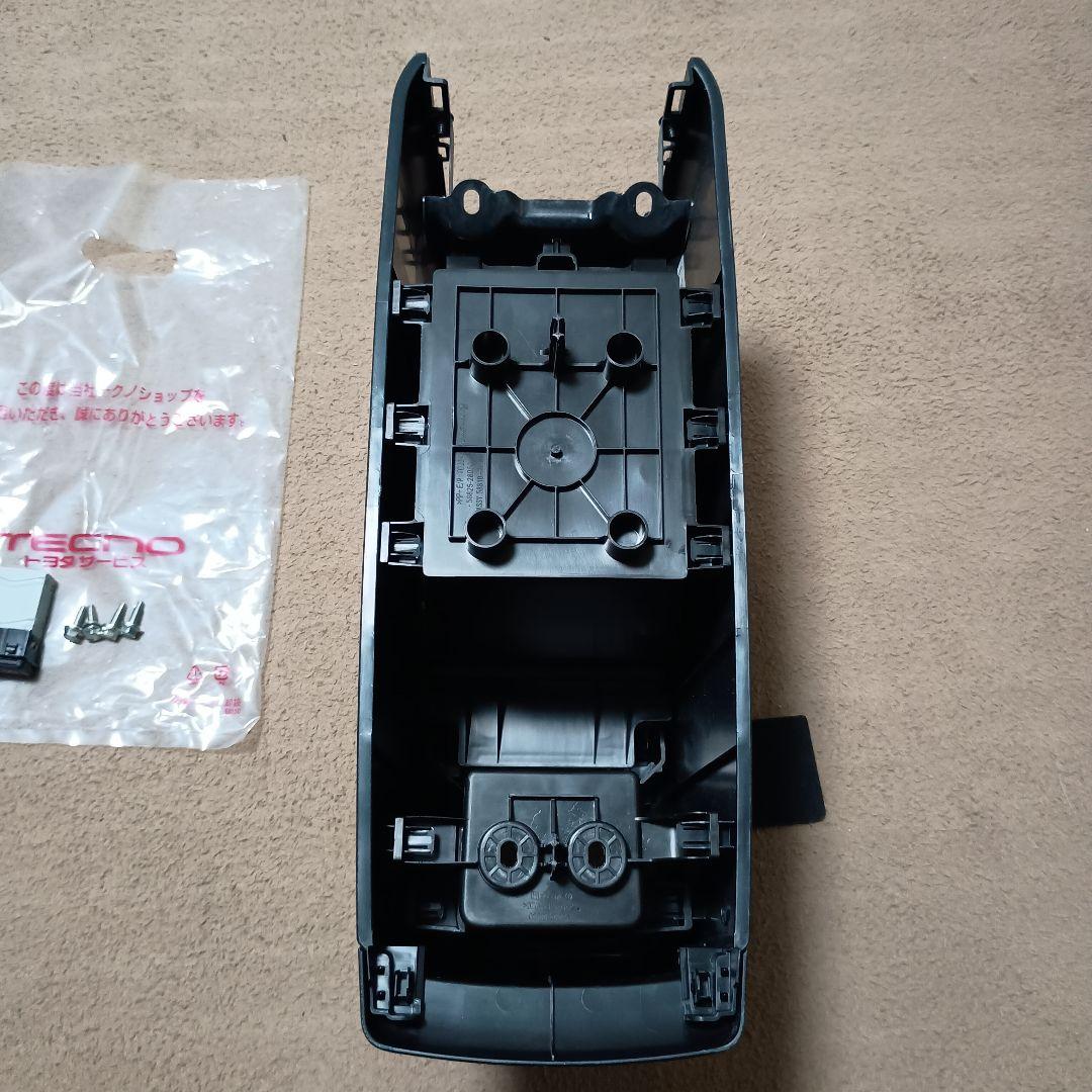 希少！　トヨタ純正　エスクァイア後期純正コンソールボックス