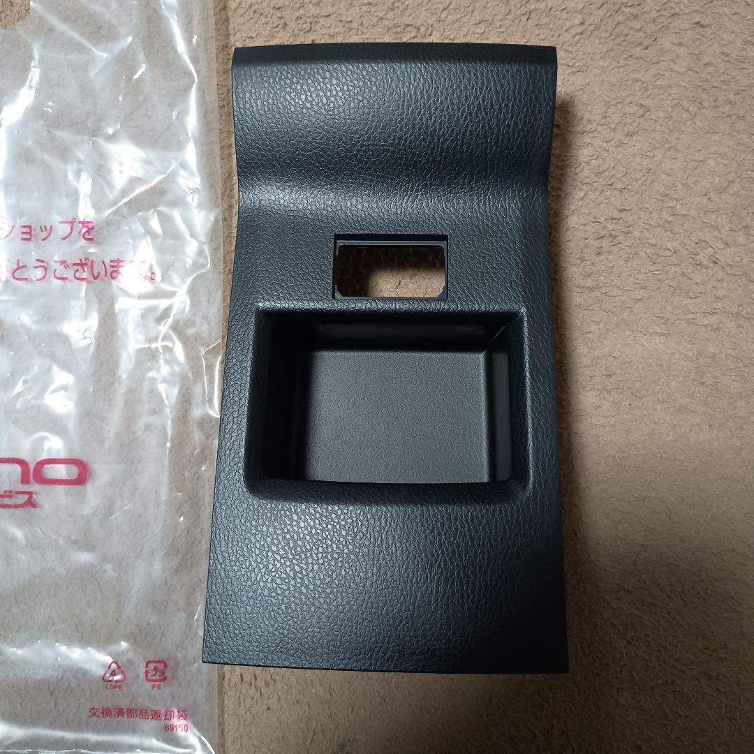 希少！　トヨタ純正　エスクァイア後期純正コンソールボックス