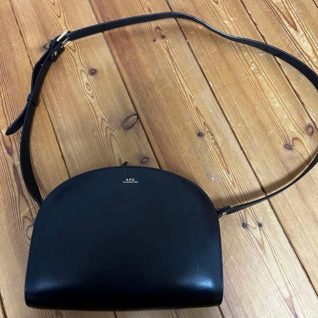 A.P.C. ハーフムーンショルダーバッグ