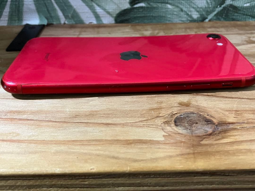 Apple iPhone SE (第2世代) 赤 画面割れ