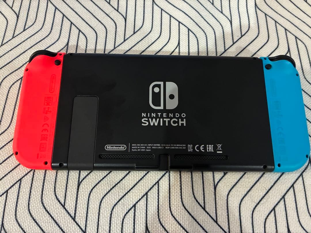 Nintendo Switch 本体　　その他付属品　　ソフト2本